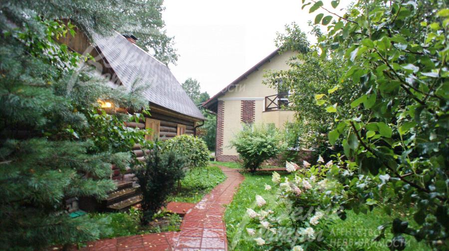 Участок с плодовыми деревьями, а так же туи, березы, ели