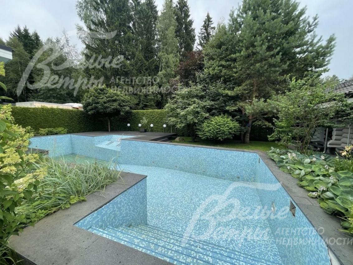 Открытый бассейн с подогревом в стадии реконструкции