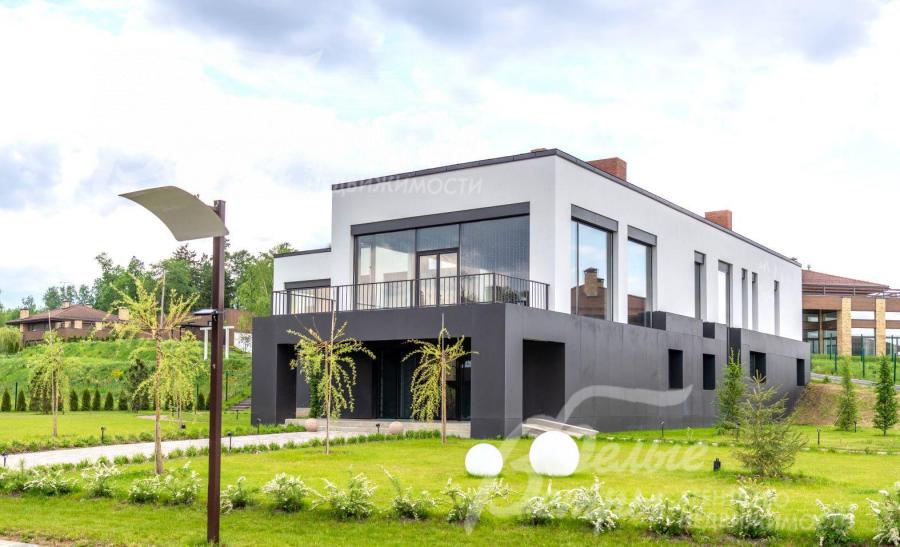 Клубный спа-центр с бассейном, банями, спортзалами, с кафе и банкетным залом