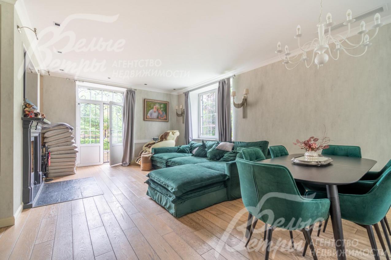 Напротив дивана в гостиной установлен английский чугунный камин, из гостиной - выход на летнюю террасу