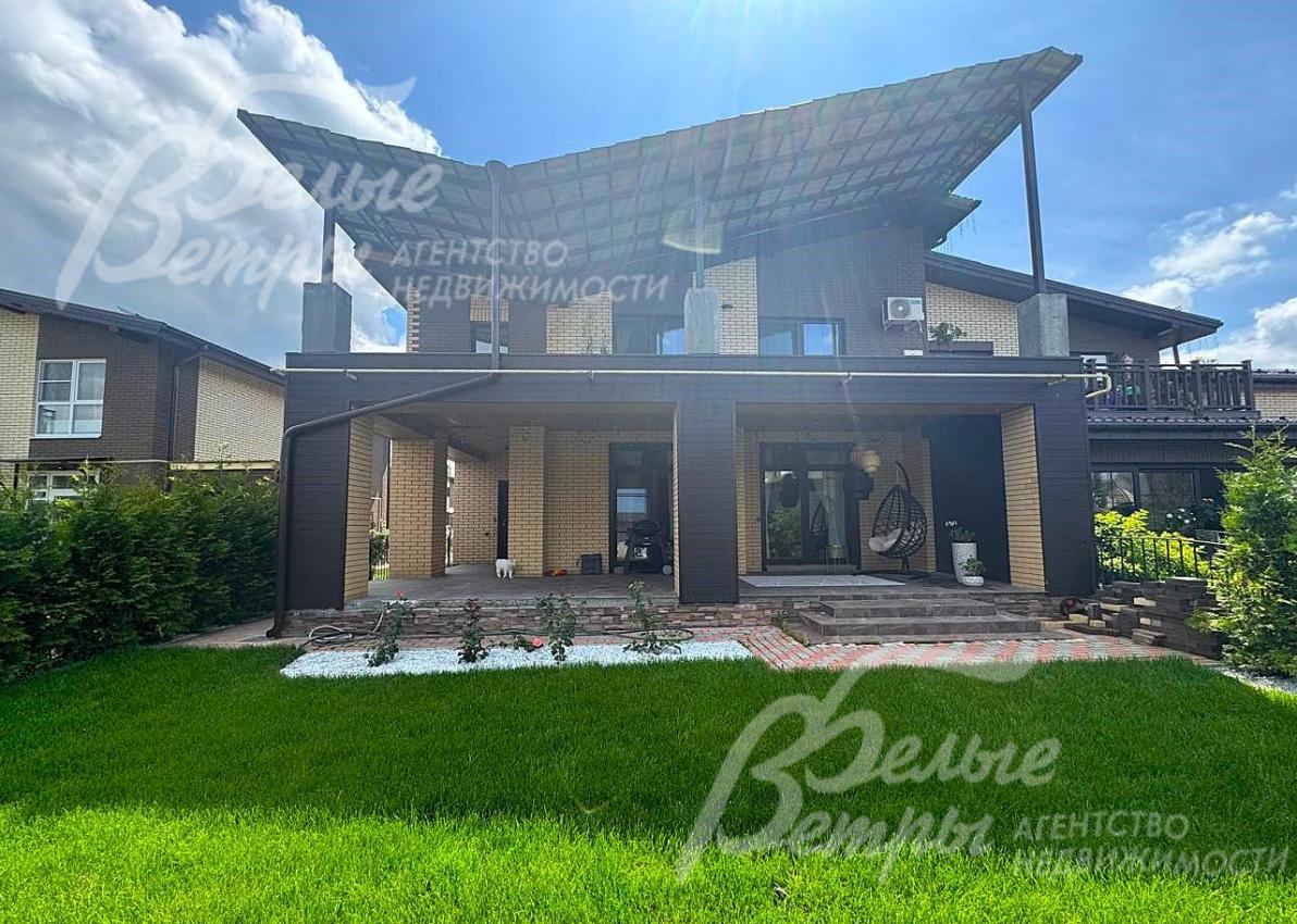 Меблированный дом с впечатляющими открытыми пространствами: просторной террасой и лоджией