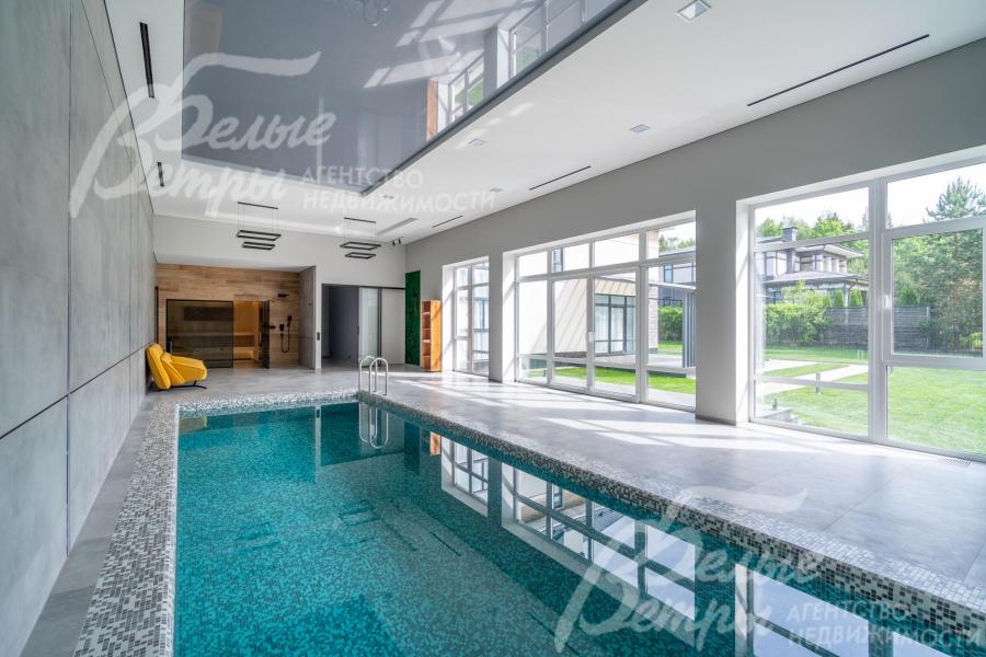 Чаша бассейна отделана натуральной мозаикой