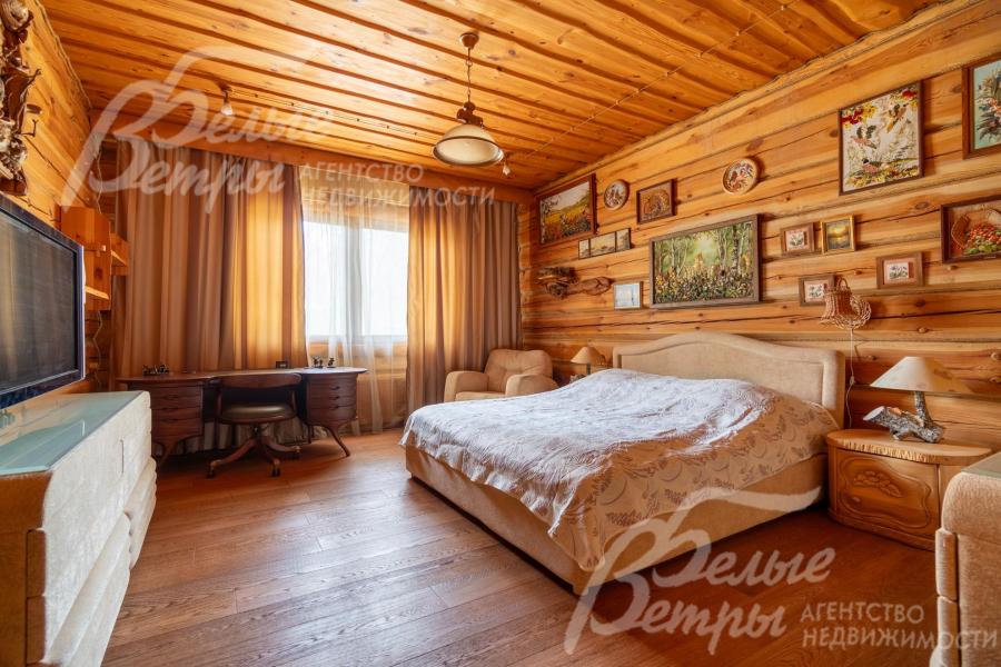 На первом этаже дома располагаются 2 спальни со своими санузлами