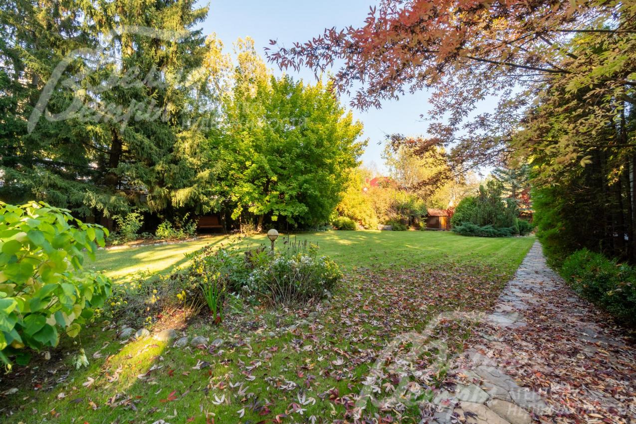 Участок прилегает к лесу, находится в тихой живописной зоне коттеджного посёлка