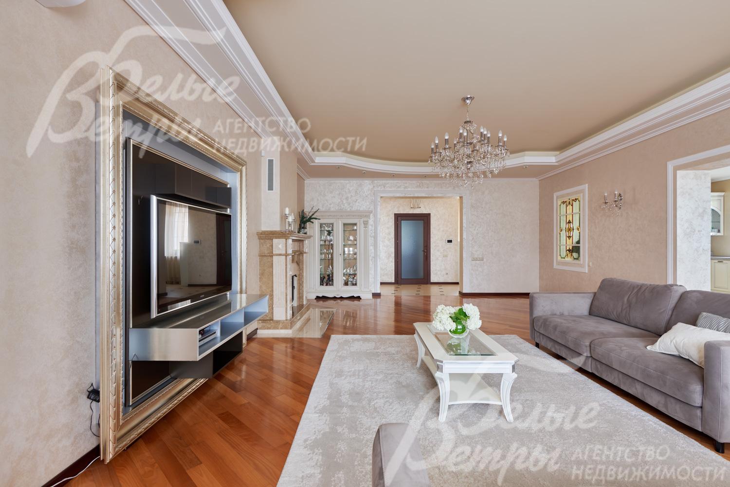 В гостиной - паркет из ценных пород дерева, многоуровневые потолки