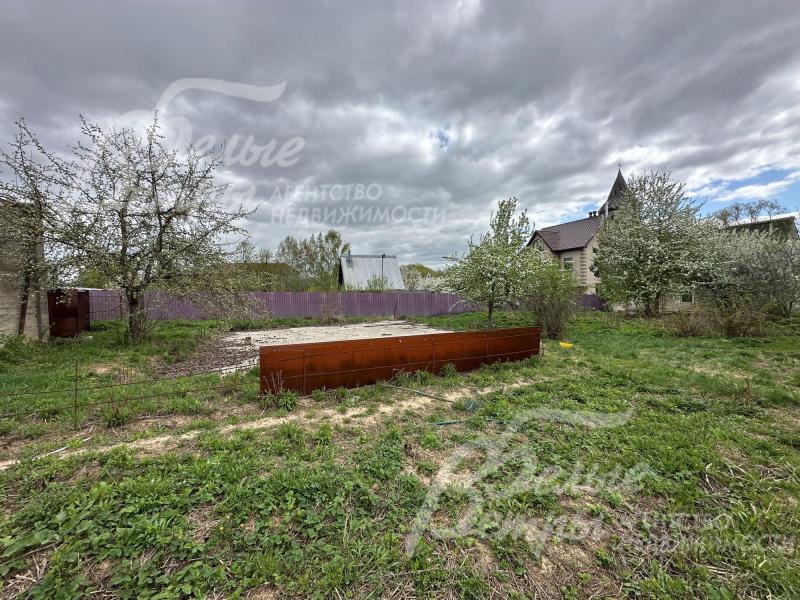 Участок с плодовыми деревьями и кустарниками