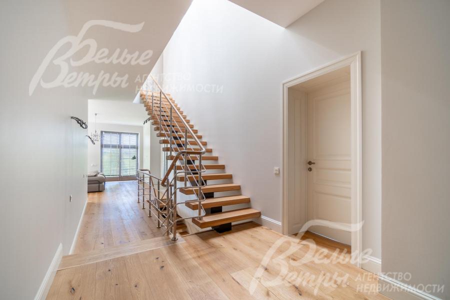 На второй этаж ведёт лестница из металлокаркаса со ступенями из массива дуба, выполненными на заказ