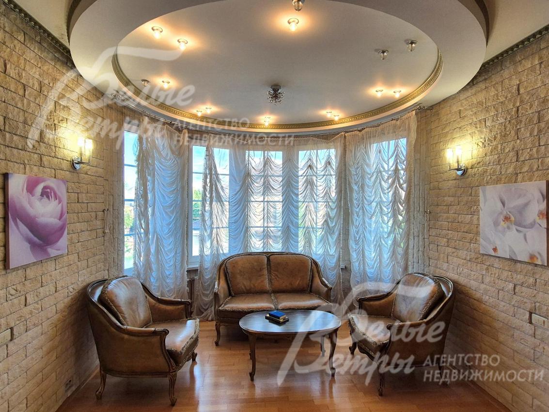 Дорогая качественная мебель в доме.