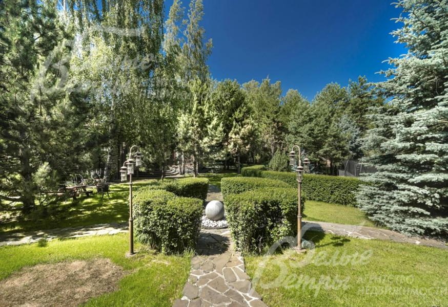 Приватный участок 29 со взрослыми деревьями и ландшафтом