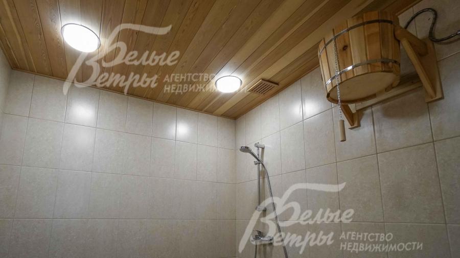 Помывочная с обливным ведром и душем в бане, отделана плиткой