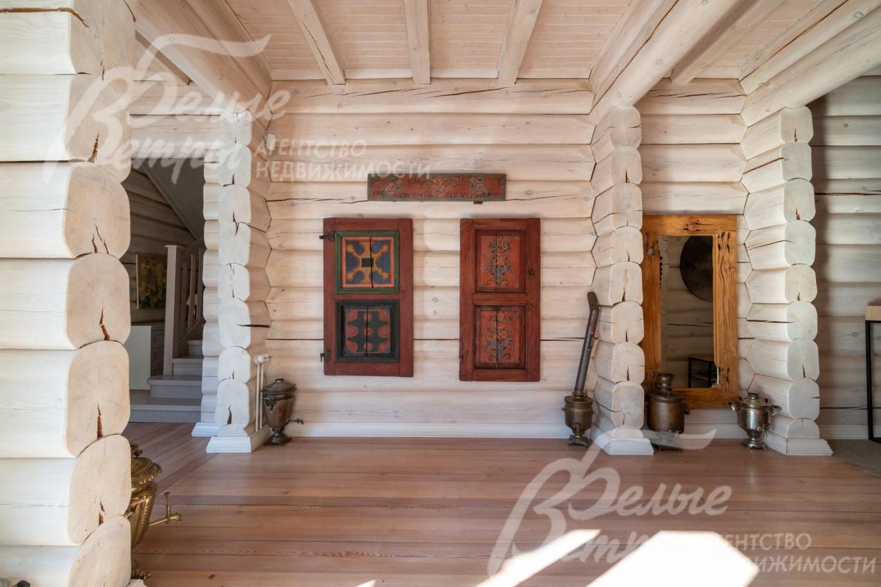 Холл с выходом на террасу по периметру дома