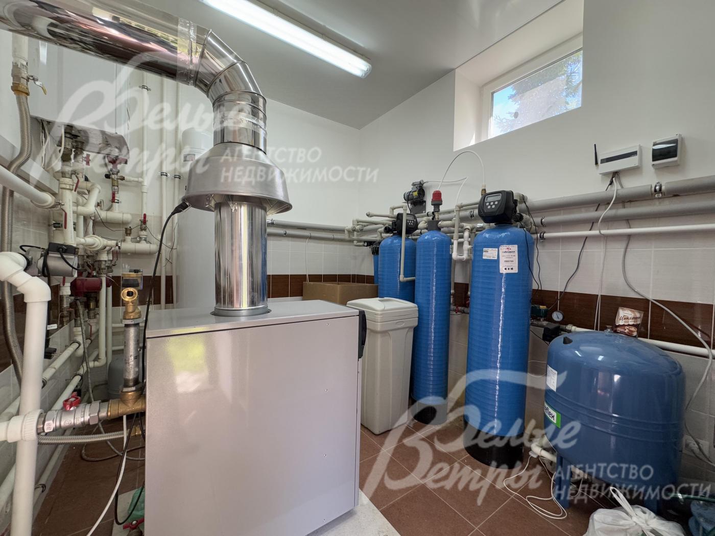 Установлены 2 котла (Protherm на 14 кВт и газовый котел Baxi на 49 кВт), бойлер на 250 л