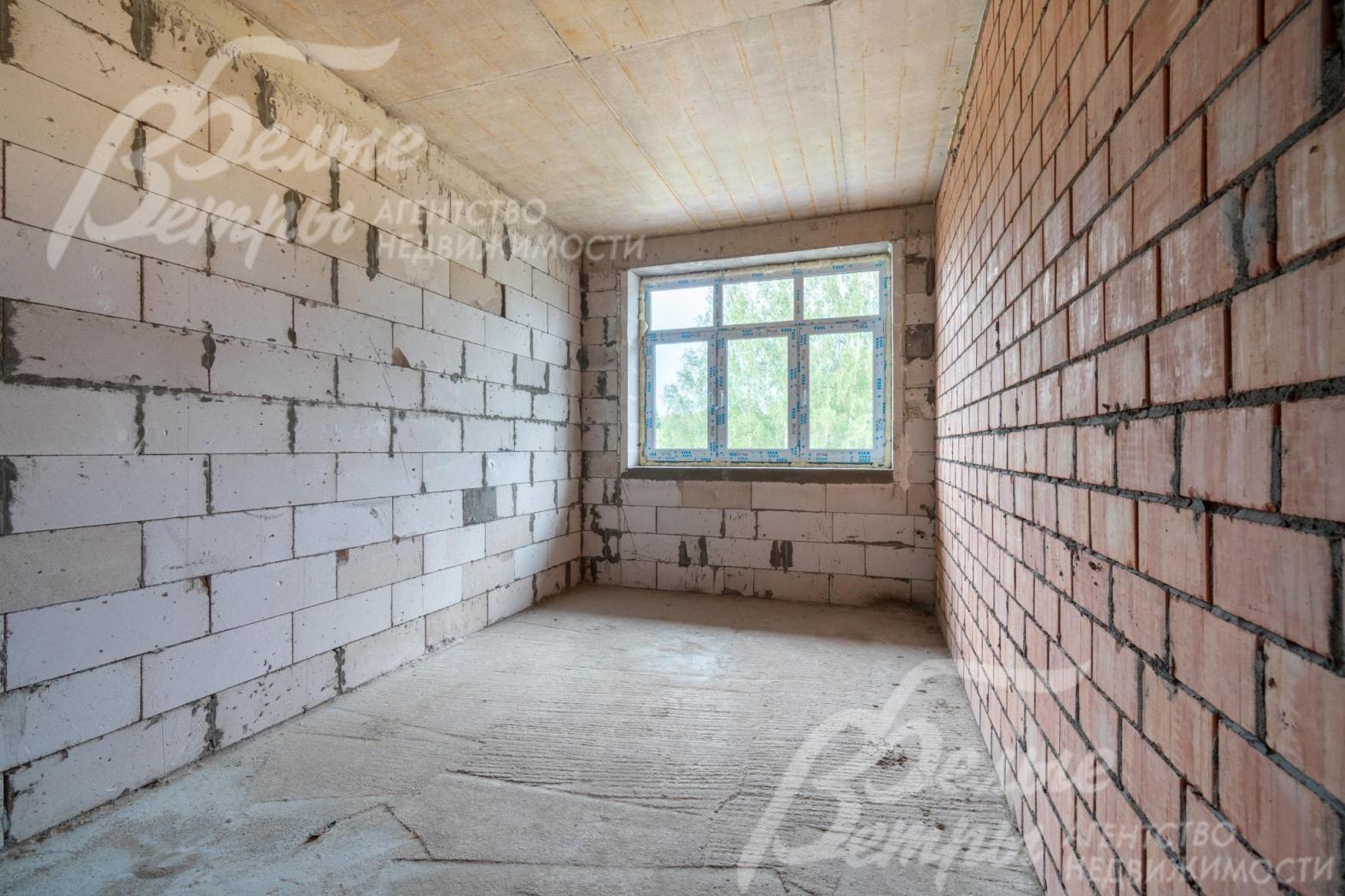 Зона одного из санузлом на втором этаже: по проекту у окна может располагаться ванна