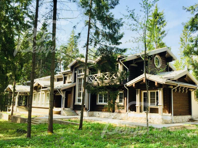 Дом площадью 498 кв.м в охраняемом коттеджном поселке Сосновый бор