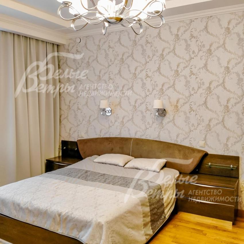 Спальни полностью обставлены мебелью: кровати, тумбочки, комоды