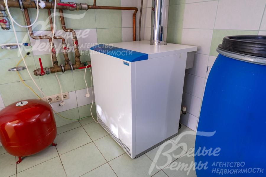 Котельная располагается на цокольном этаже. Установлены газовый котёл с медной обвязкой, бойлер косвенного нагрева и бойлер прямого нагрева