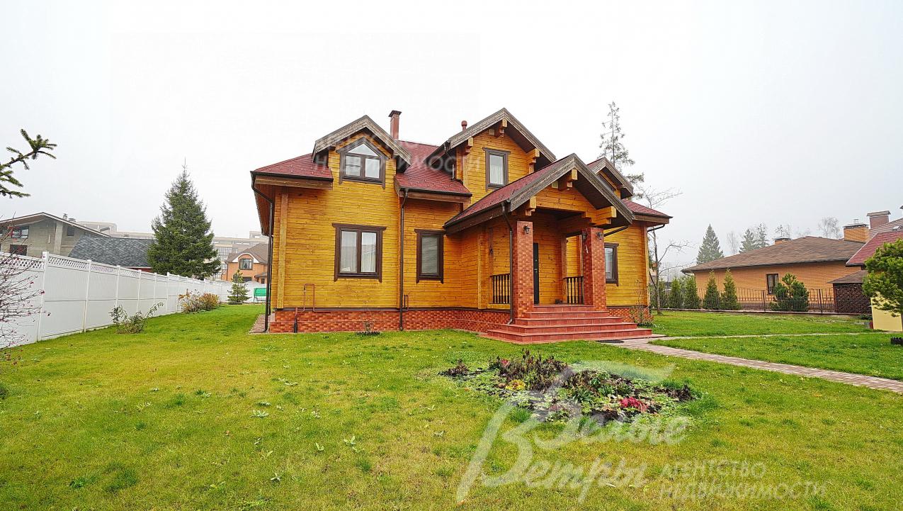 Дом построен из клееного бруса, изготовленного из северной сосны