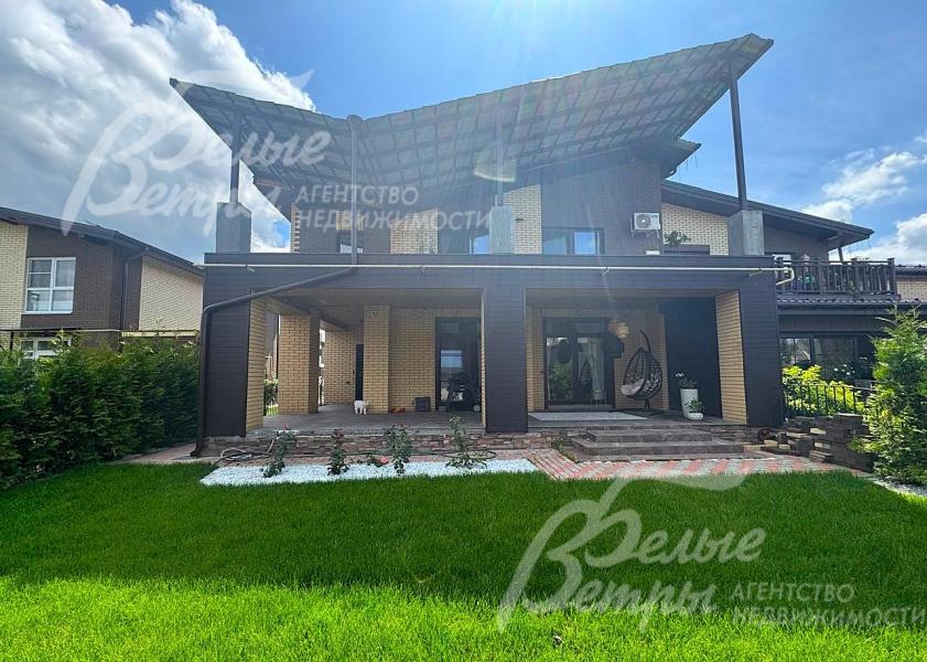 Меблированный дом с впечатляющими открытыми пространствами: просторной террасой и лоджией