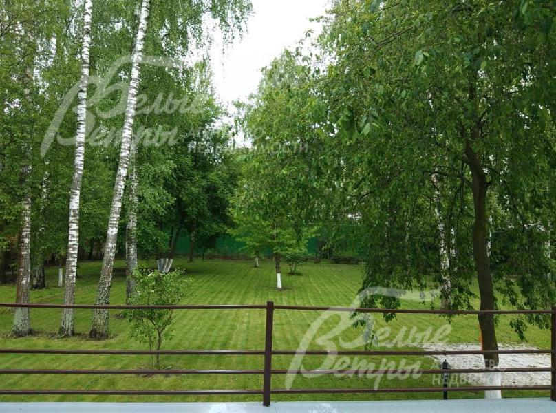 На участке газон, дорожки, освещение.