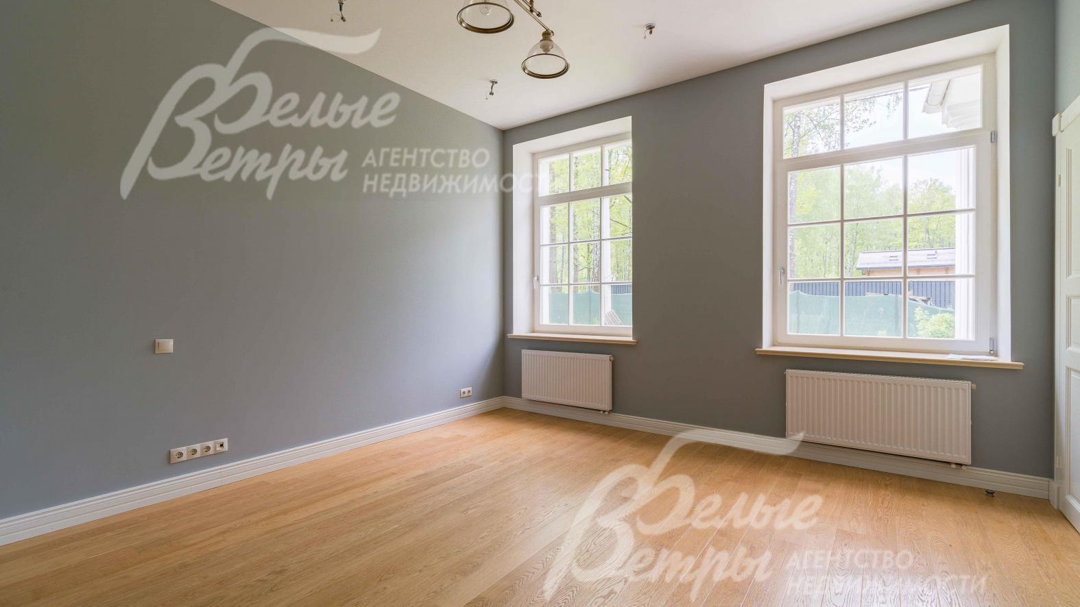 на полу - инженерная дубовая доска