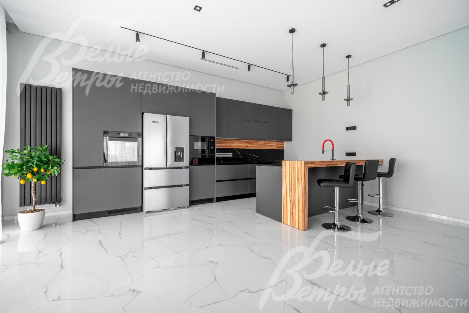 Кухня с элитным гарнитуром от студии Giulia Novars, островом и барной стойкой