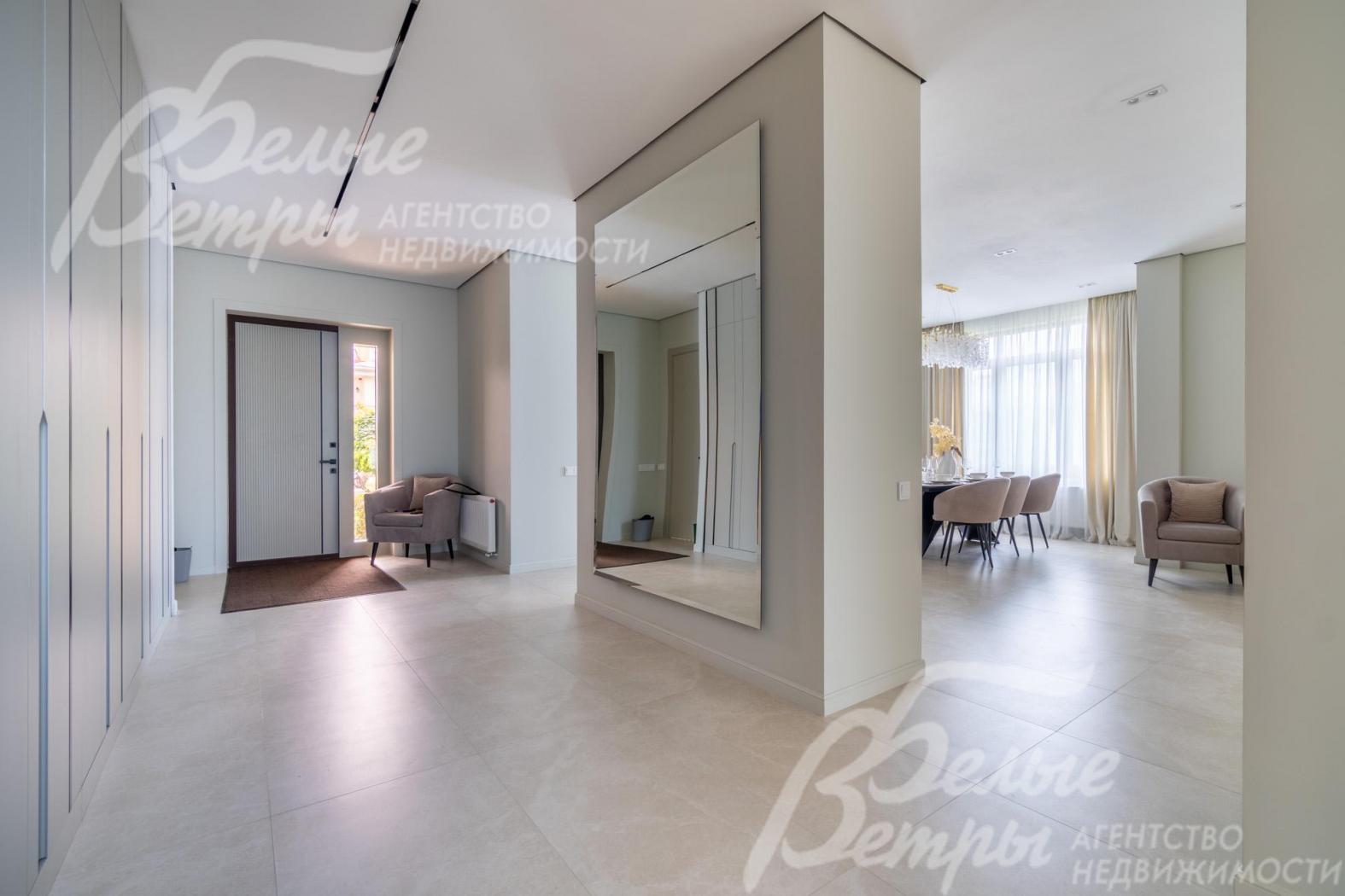 Прихожая с металлической входной дверью с терморазрывом