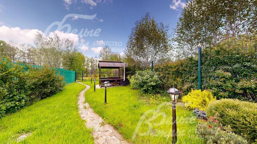 Участок с ландшафтом и беседкой для барбекю