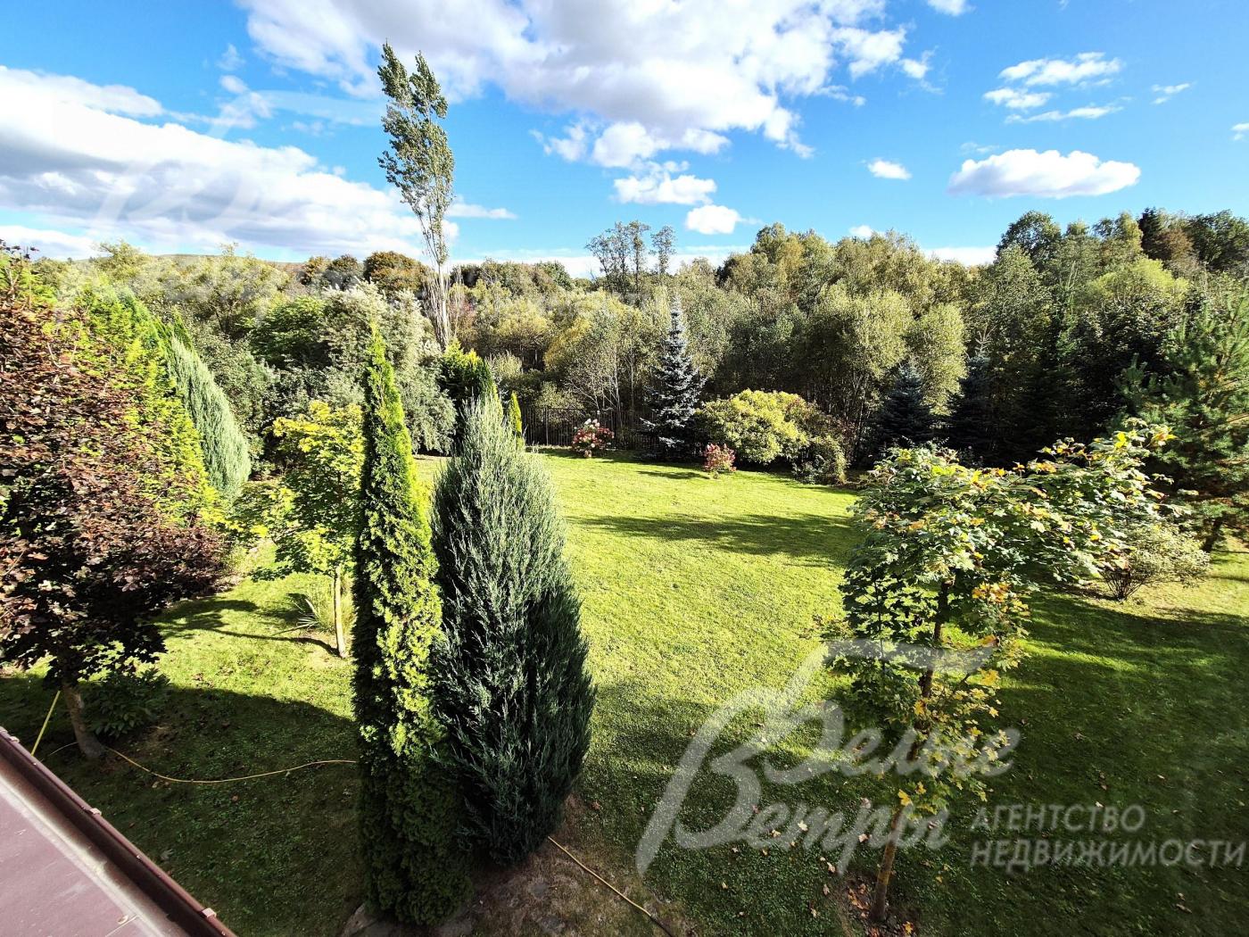 Приватный участок, граничащий с лесом.