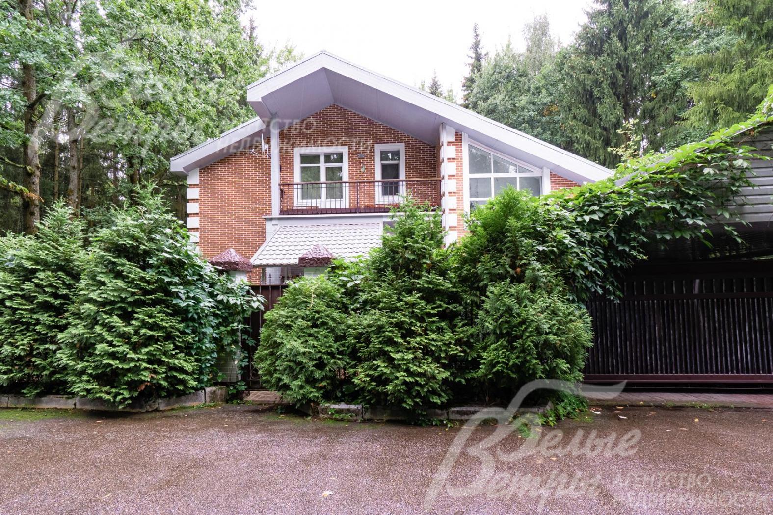 Красивый коттедж на лесном участке