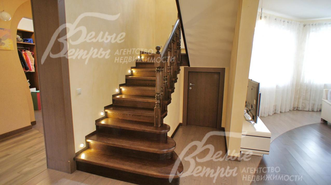 Лестница бетонная отделана массивом дуба