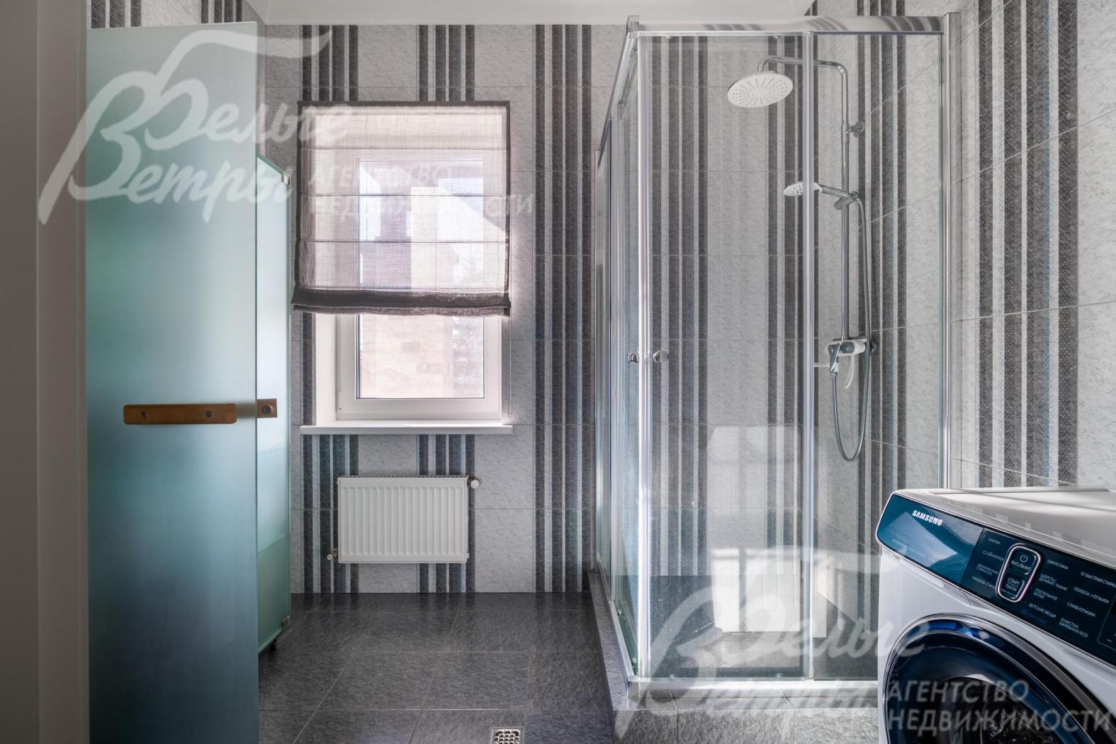 Санузел-душевая рядом с парной - со стеклянной дверью, окном и стиральной машинкой