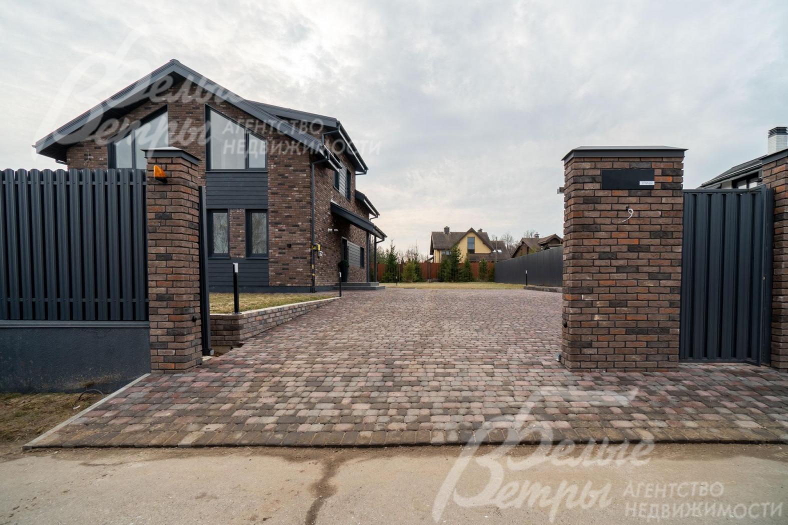 Установлены откатные ворота (ширина проёма ворот 4,5 м), парковочная площадка около 100 кв.м на 5 автомобилей покрыта брусчаткой, уложенной на ж/б основание