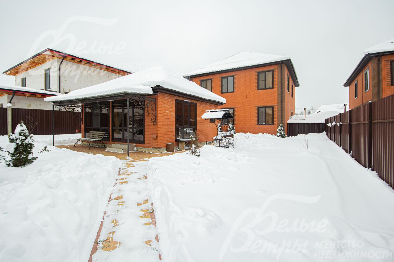 На участке баня с зоной барбекю