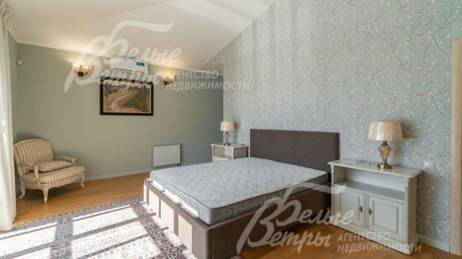 Главная спальня 30 кв.м с санузлом, гардеробной и выходом на балкон