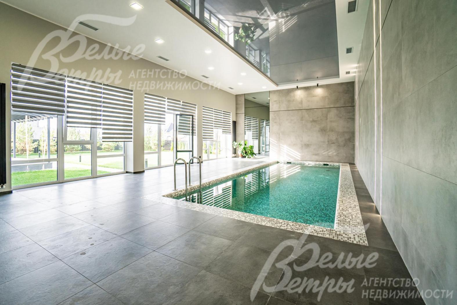 Новый дом с большим бассейном