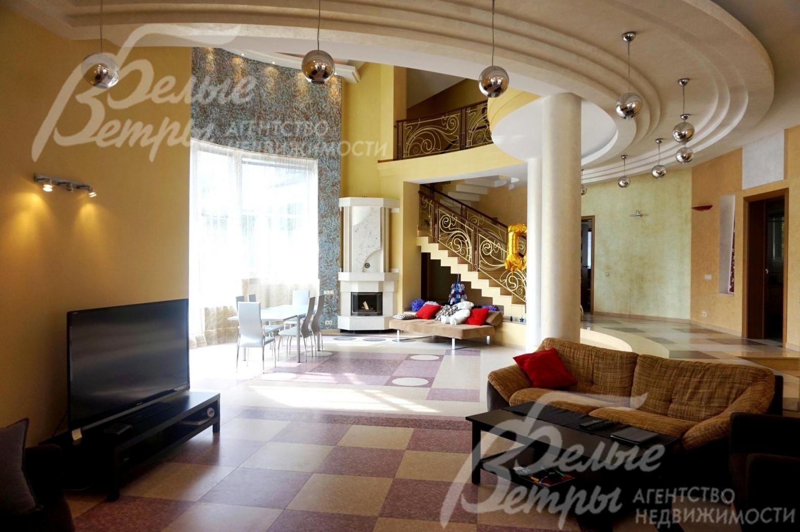 В гостиной большой телевизор.