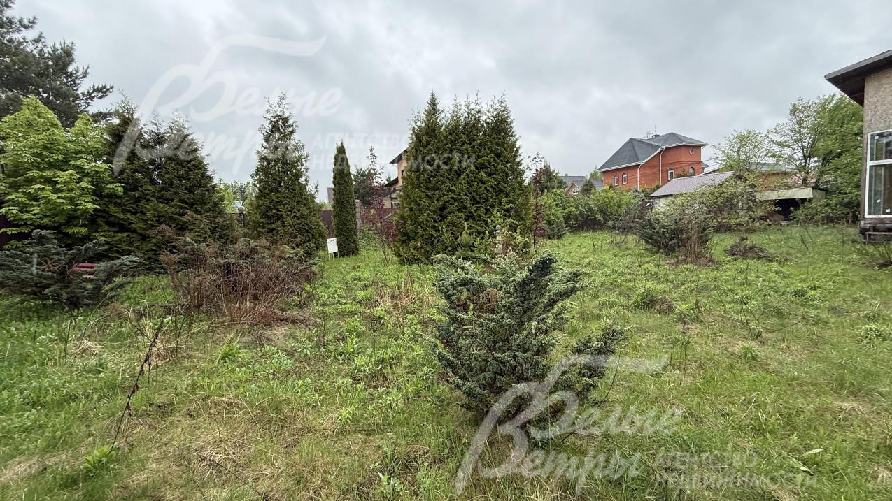 Участок расположен в тихом зеленом живописной районе на окраине города Троицка