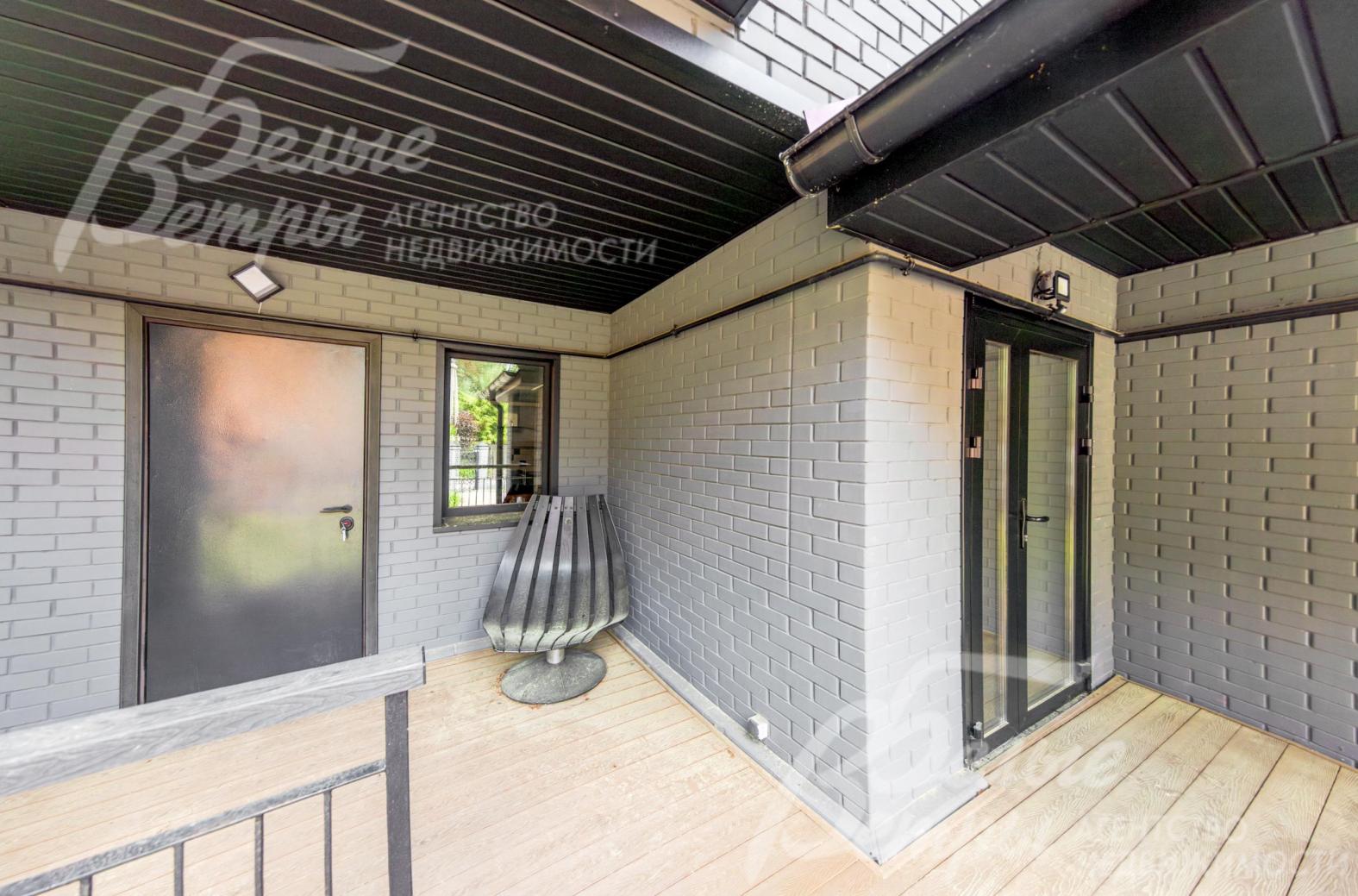 Дверь главного входа (справа) - ПВХ со стеклом