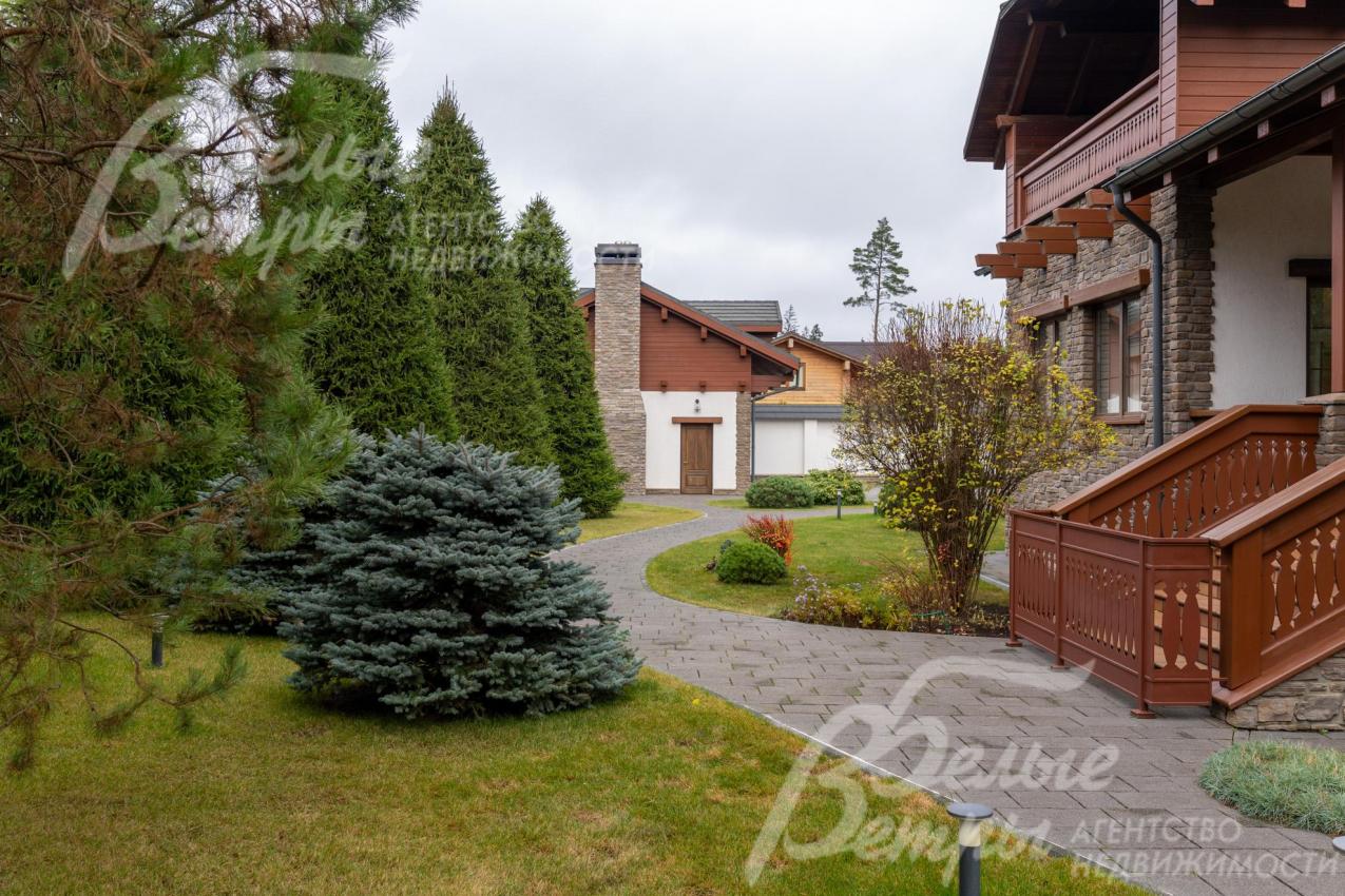 У многих деревьев и кустарников сформированы кроны – за всеми зелёными насаждениями вёлся тщательный уход