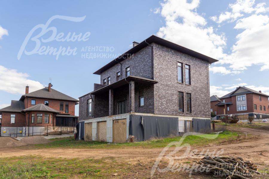 В цокольном этаже можно организовать 2 жилых помещения с собственными выходами на участок (для персонала)