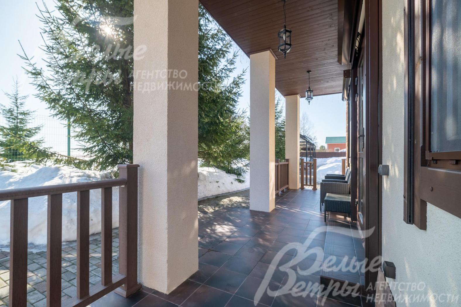 В основном доме - крытая терраса с садовой мебелью и живописным видом на участок