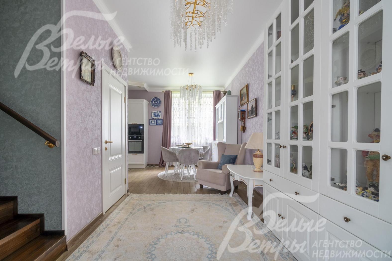 Таунхаус с отделкой в классическом стиле и светлых тонах. 