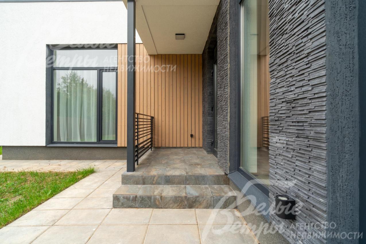 Вход в дом - через крытое крыльцо, площадка у крыльца выложена крупноформатной плиткой