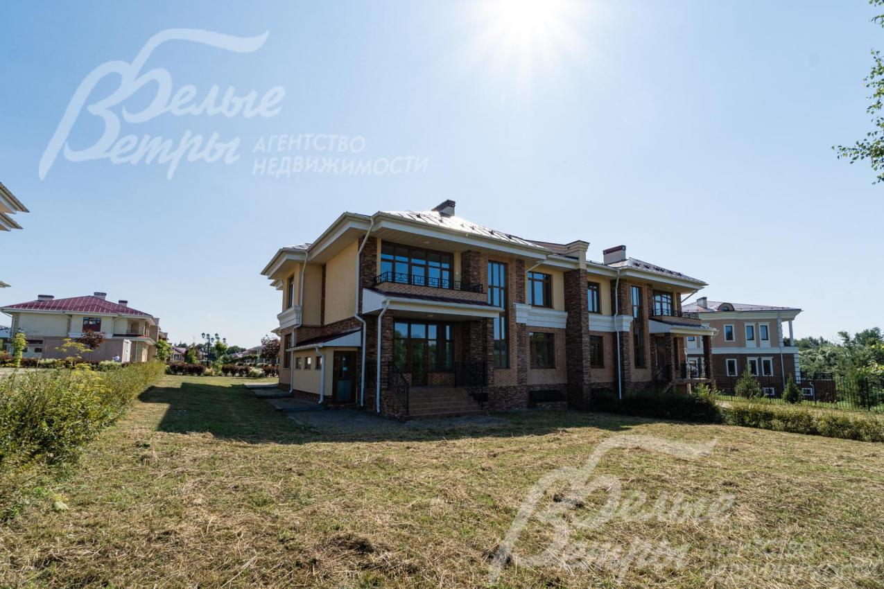 Участок 7,7У засеян газоном, высажена живая изгородь. Будет установлен металлический забор.