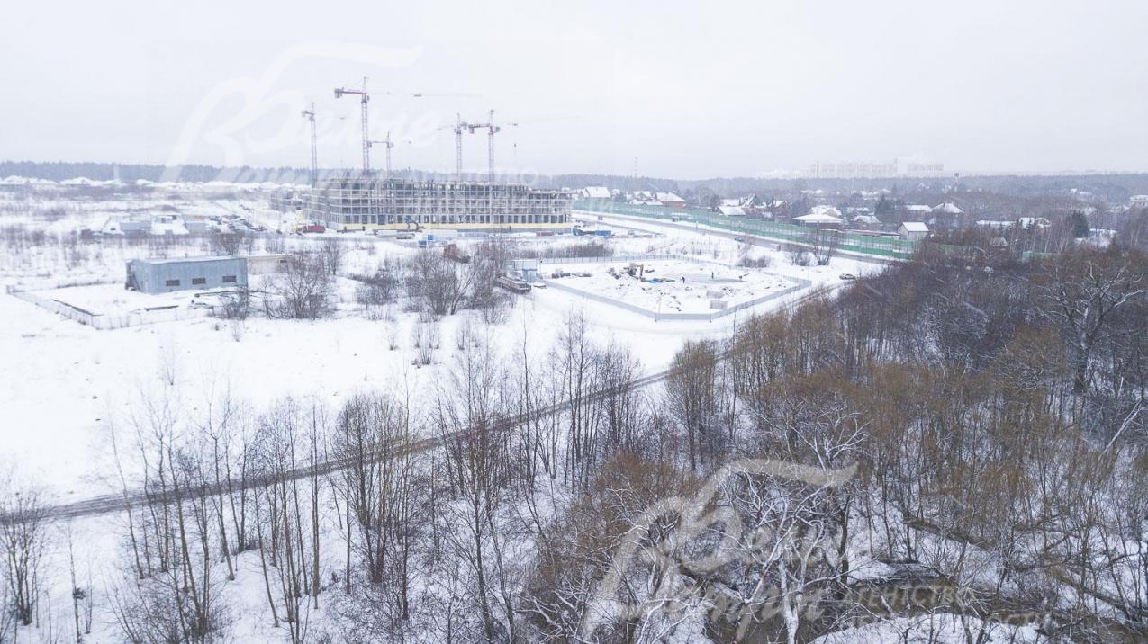 Участок находится в 9 км от МКАД: до посёлка ходят автобусы и маршрутки, рядом лес и городская инфраструктура 