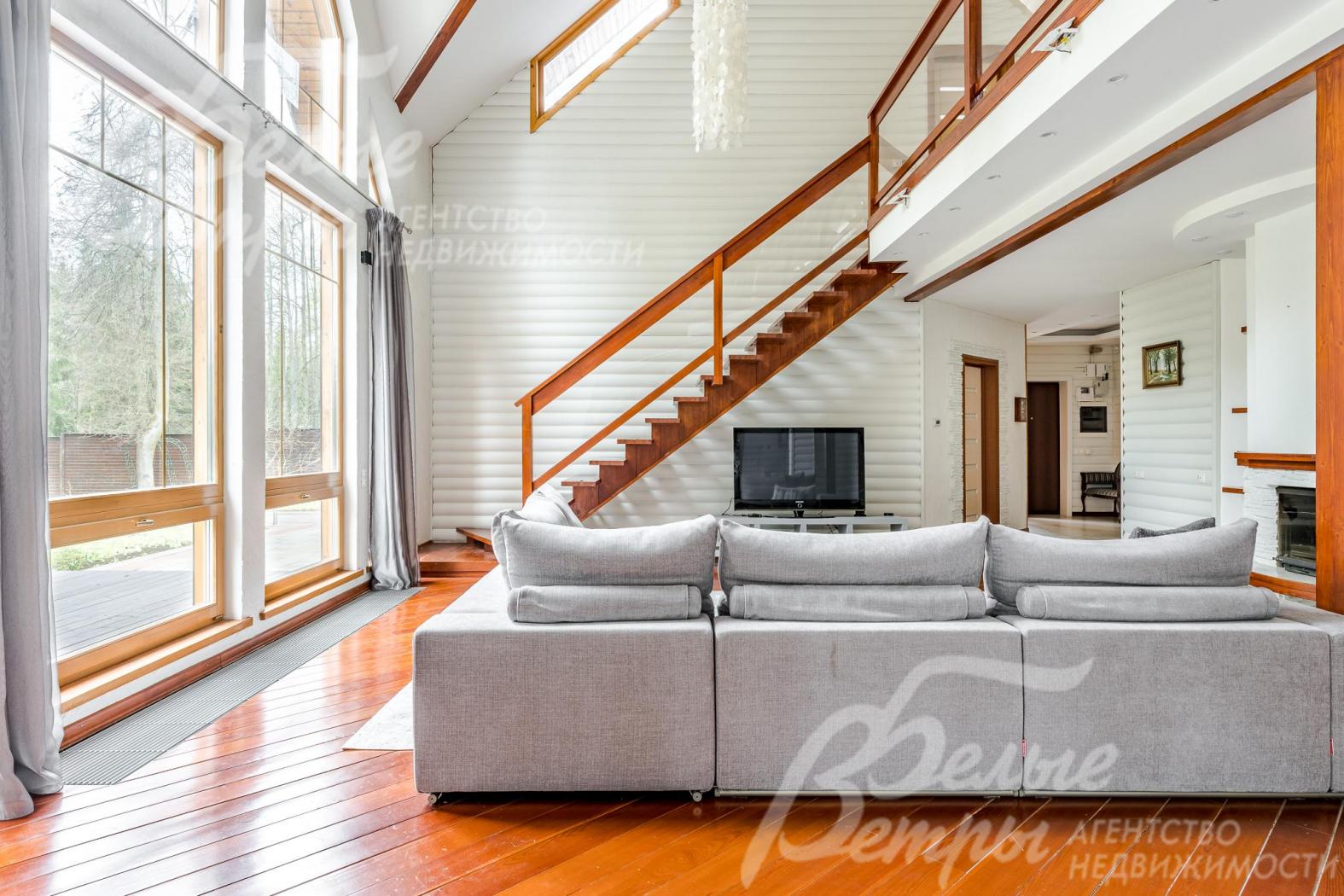 На второй этаж ведёт красивая деревянная лестница