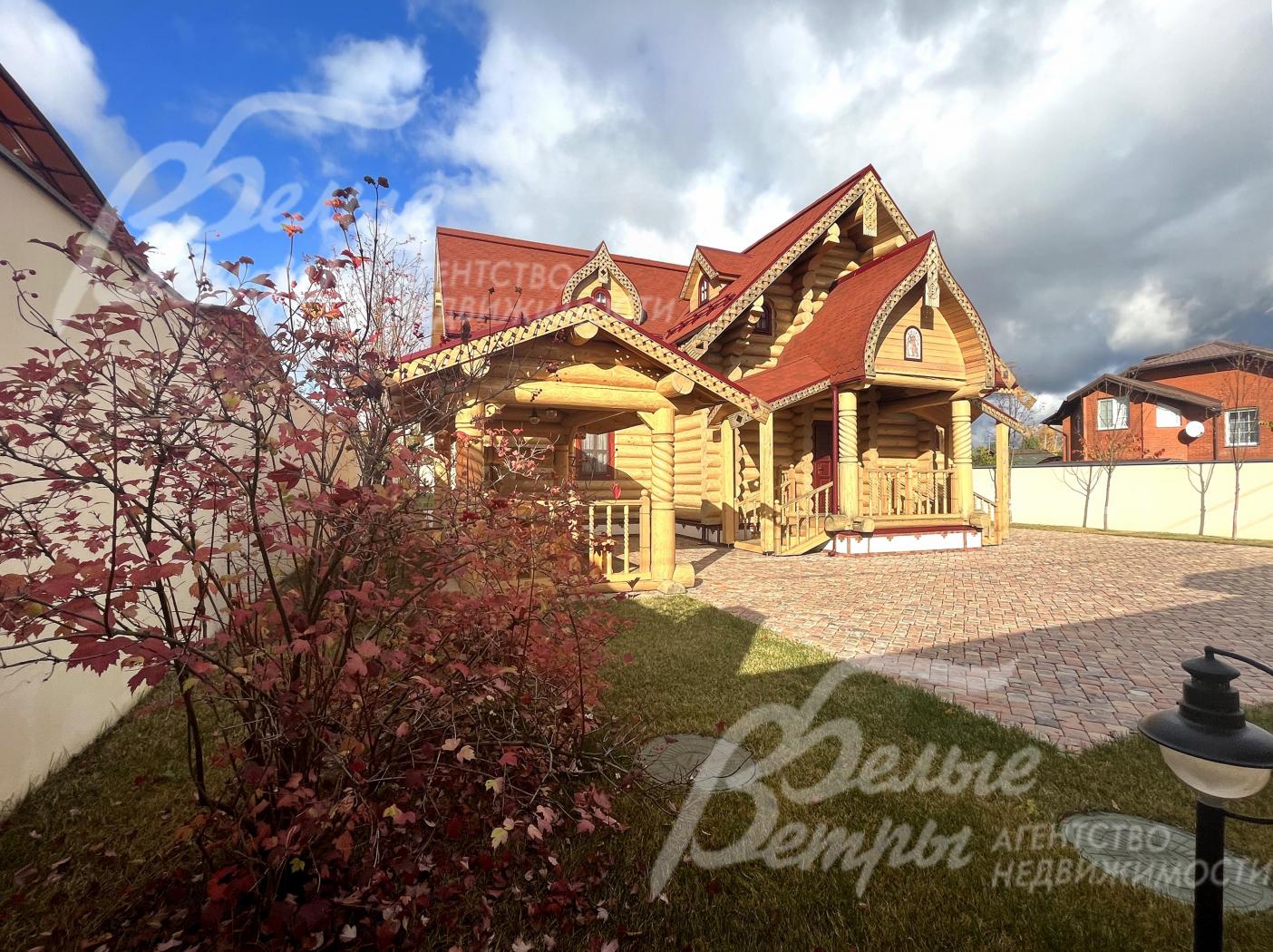 Дом стоит на благоустроенном участке с готовым ландшафтным проектом