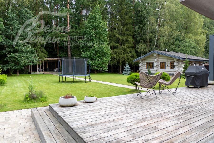 Вид с террасы дома на лес