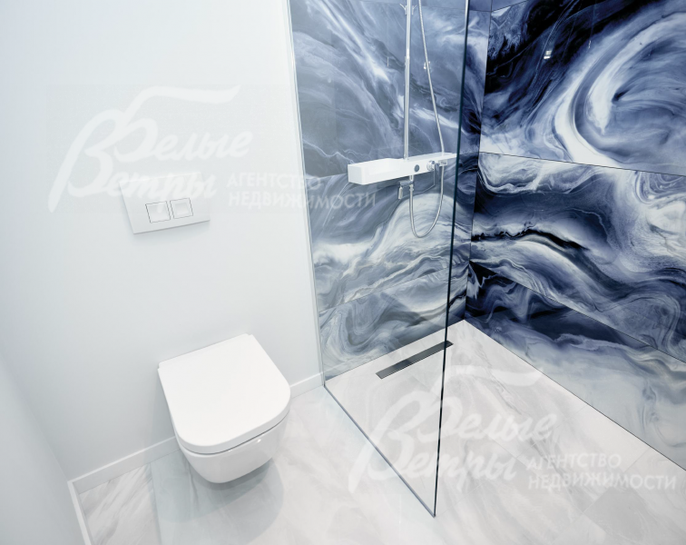 Санузел с душем в спальне второго этажа