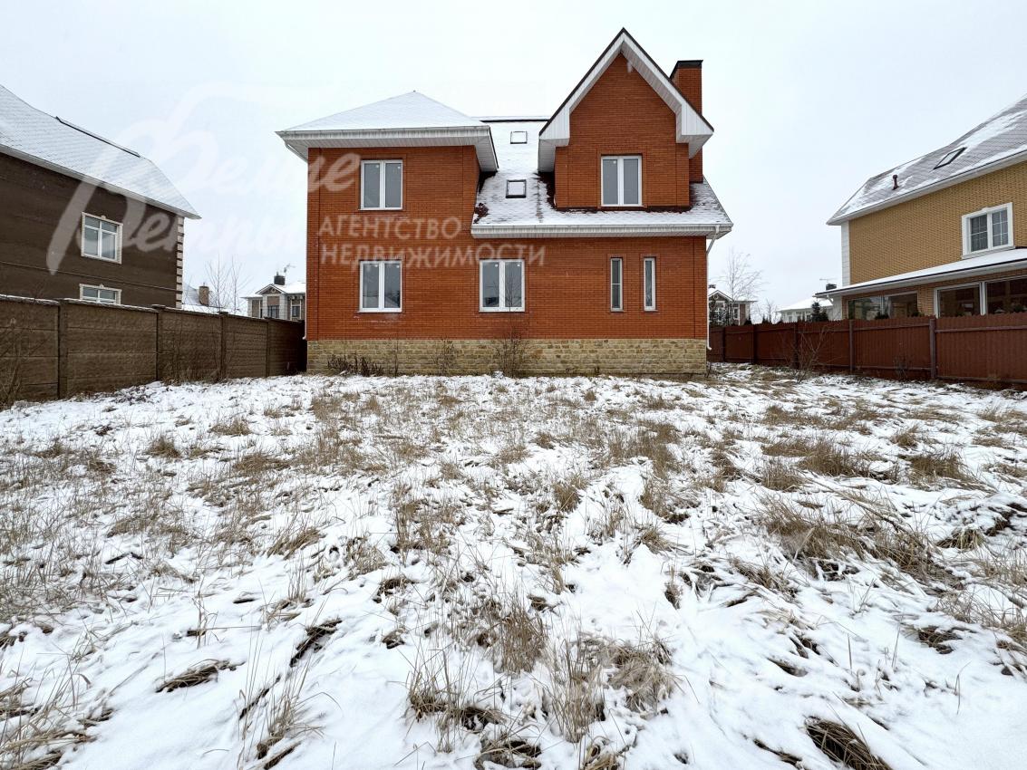 В доме - высокие потолки, жилые мансардный и цокольный этажи